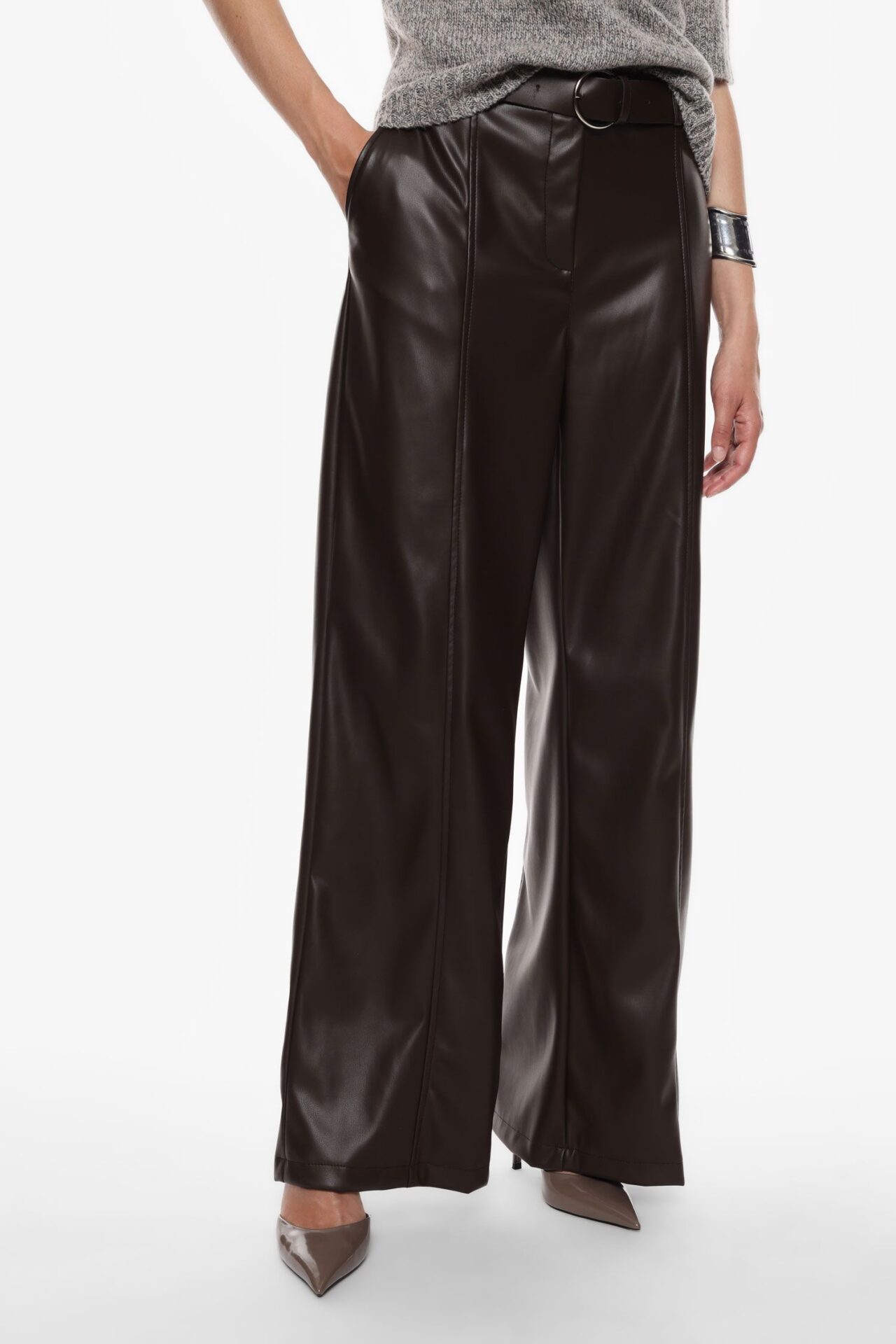 Pantaloni in similpelle a gamba ampia con cintura - immagine 2